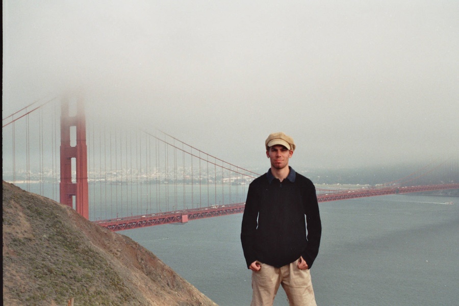 Autor Christoph vor der Kulisse der Golden Gate Bridge in San Francisco Kalifornien