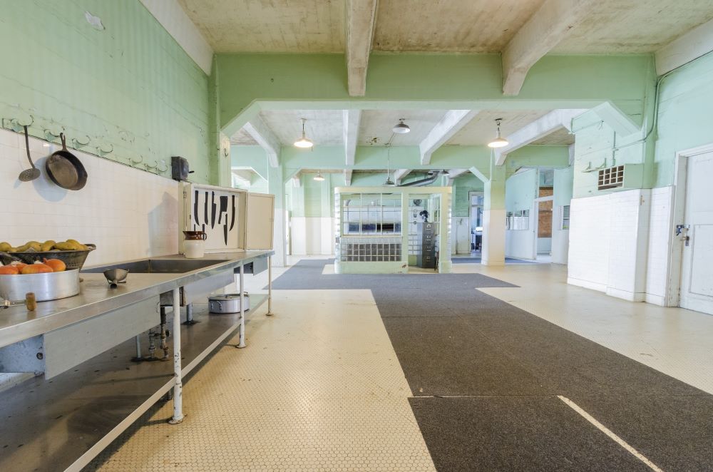 Blick in Küche und Speisesaal bei einer Tour durch das ehemalige Hochsicherheitsgefängnis Alcatraz