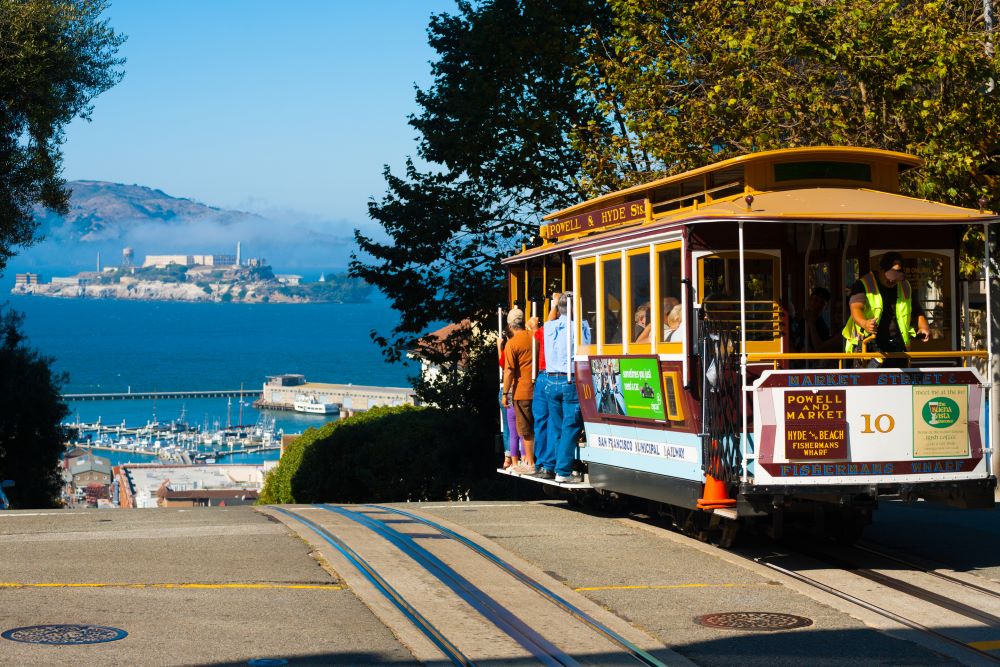 Cable Car in San Francisco mit Alcatraz Insel im Hintergrund