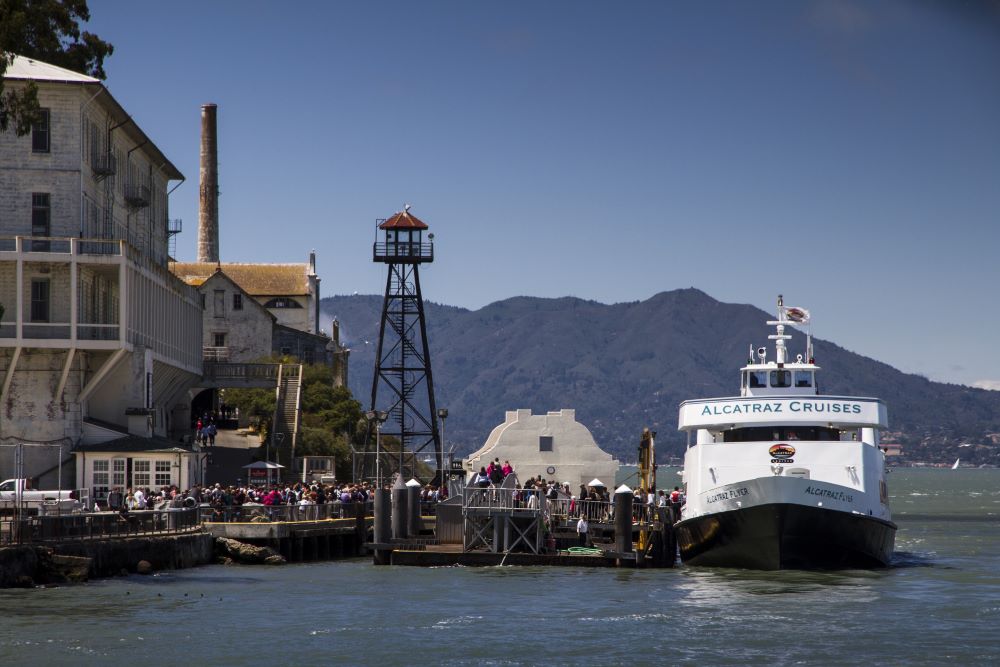 Schiffanleger und viele Touristen in Alcatraz bei San Francisco