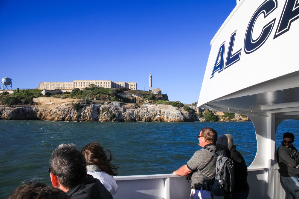 Touristen im Boot vor dem Hintergrund der Gefängnisinsel Alcatraz