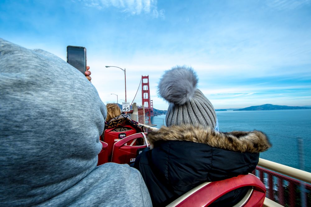 Touristen im Hop on Hop off Bus in San Francisco an der Golden Gate Brücke