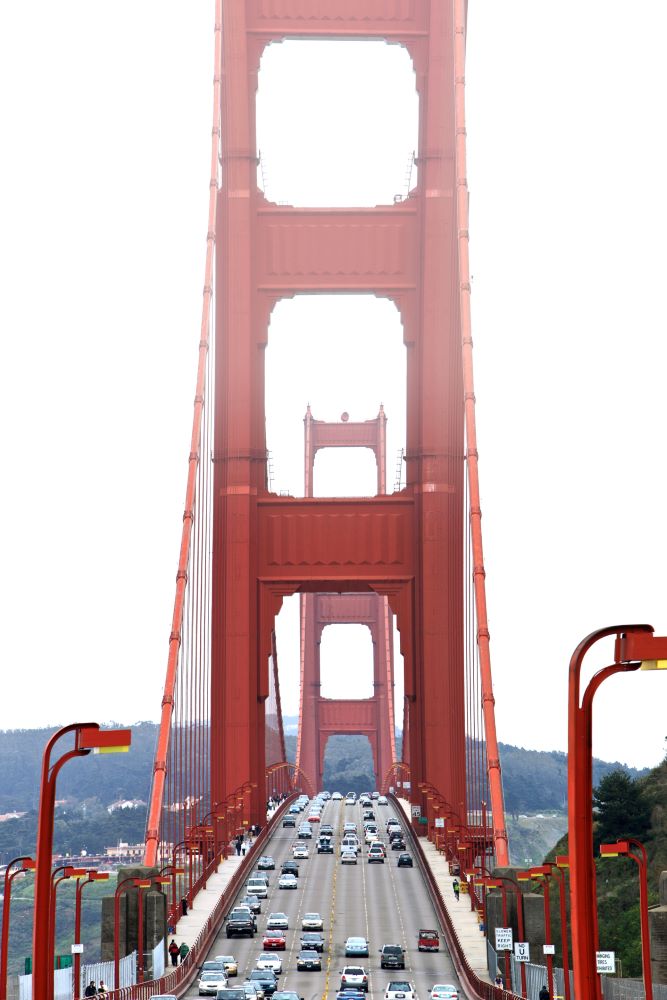 Zahlreiche Autos überqueren die Golden Gate Brücke in San Francisco