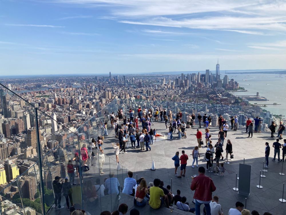 Besucher auf der Aussichtsplattform The Edge New York City