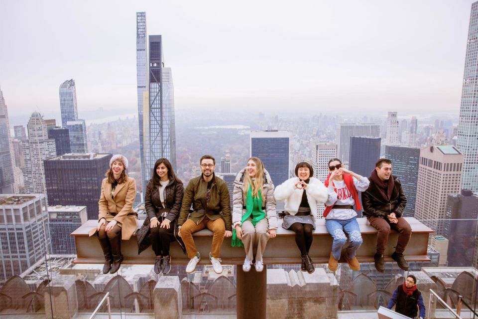 Besucher der neuen Sehenswürdigkeit The Beam am Rockefeller Center