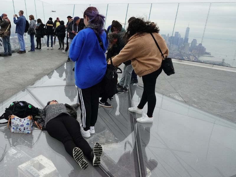Besucher genießen den Besuch der Aussichtsplattform Edge New York