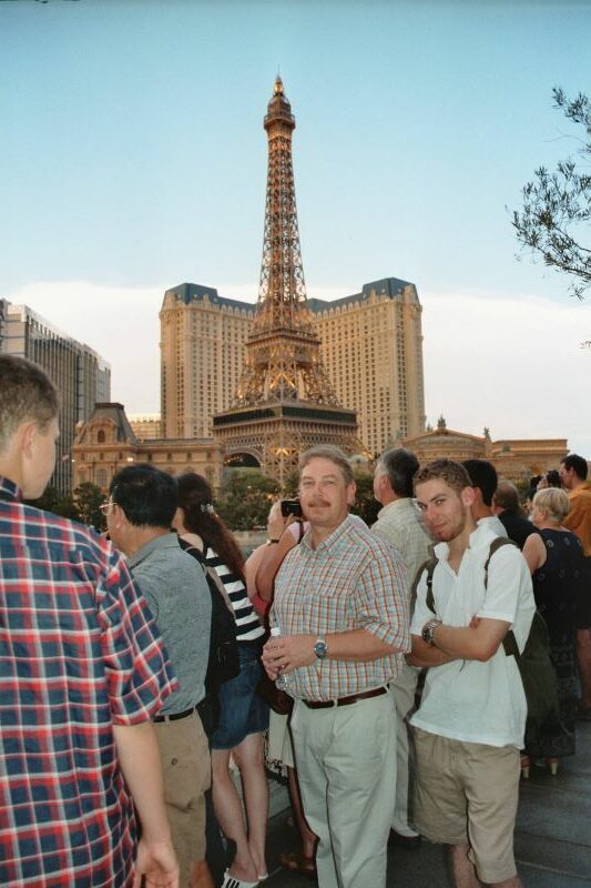 Christoph rechts im Bild bei einer Führung in Las Vegas vor einem Casinohotel