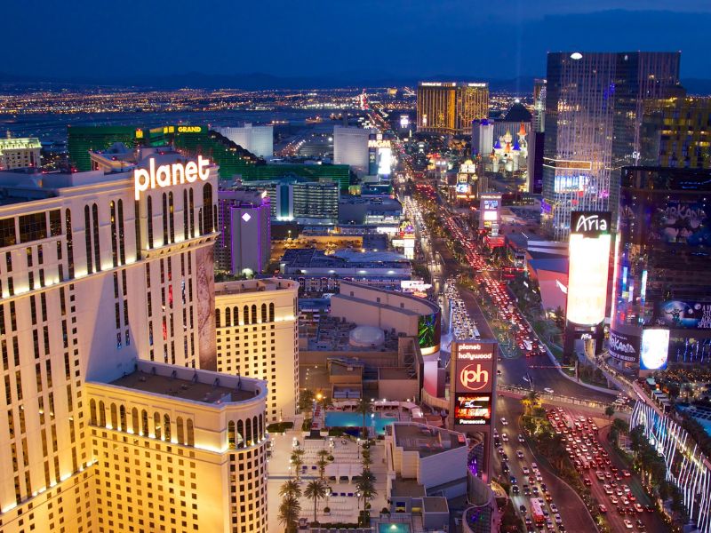 Blick von oben auf den Las Vegas Strip mit Hotels und Casinos