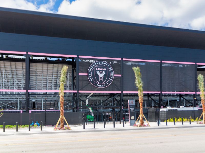 Blick von außen ins temporäre Stadion von Inter Miami